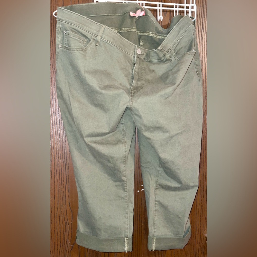 EVRI Capri Pants